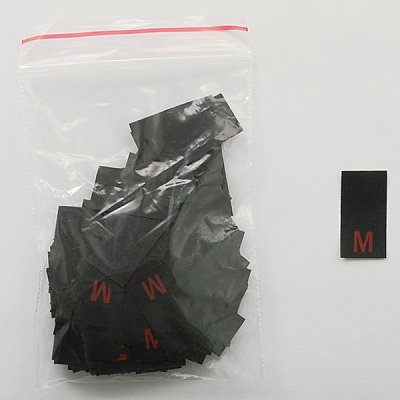 Размерники в пакетике (уп. 200 шт.) «M» красн. на черн. в интернет-магазине Швейпрофи.рф