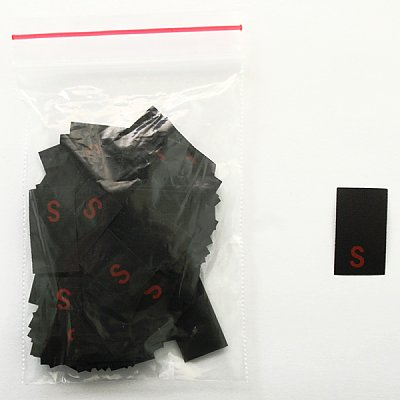 Размерники в пакетике (уп. 200 шт.) «S» красн. на черн. в интернет-магазине Швейпрофи.рф