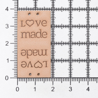 Нашивка кожаная «Love made» 1,9*3,8 см 628729 бежевый в интернет-магазине Швейпрофи.рф